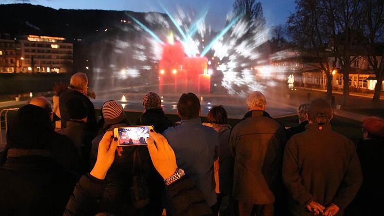 Wegen der milden Witterung ging der Brunnen im Rosengarten gestern wieder in betrieb. Wenn es frostfrei bleibt, ist heute und in den kommenden tagen die Adventsstimmung zu sehen. Foto: Ralf Ruppert/Archiv
