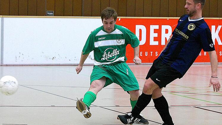 Der ATS Kulmbach (rechts Florian Hohla) schlug im Finale der Altliga-Stadtmeisterschaft den VfR Katschenreuth (links Stephan Schirmer) mit 3:1. Foto: Monika Limmer