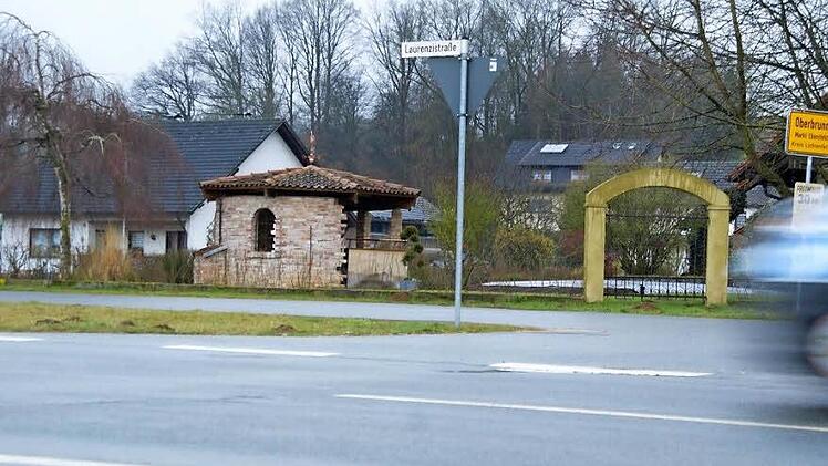 Auf der Laurenzistraße bei Oberbrunn dürfen die Autofahrer auf der Kreisstraße auch weiterhin 100 Sachen fahren.  Foto: Mario Deller