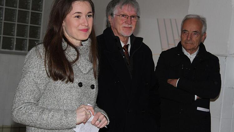 Katharina Christ von der Kunsthalle Schweinfurt hielt die Laudatio und erklärte die "Sägebilder", die von Licht durchströmt werden. Foto: Sonny Adam