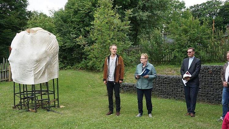 Enthüllung der neuen Skulptur, die auf dem Franziskusweg stehen wird, durch den Künstler Michel Stenzel. Foto: Marion Eckert