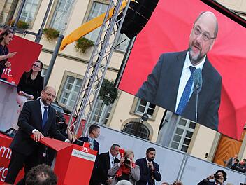 Martin Schulz spricht am Freitagabend auf dem Maxplatz. Foto: Matthias Hoch