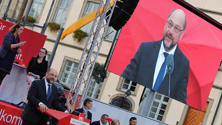 Martin Schulz spricht am Freitagabend auf dem Maxplatz. Foto: Matthias Hoch