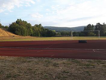 Die Tartanbahn am Schulsportplatz in Bischofsheim sowie der Mehrzweckplatz können über das kommunale Investitionsprogramm Schulinfrastruktur saniert werden. Foto: Marion Eckert
