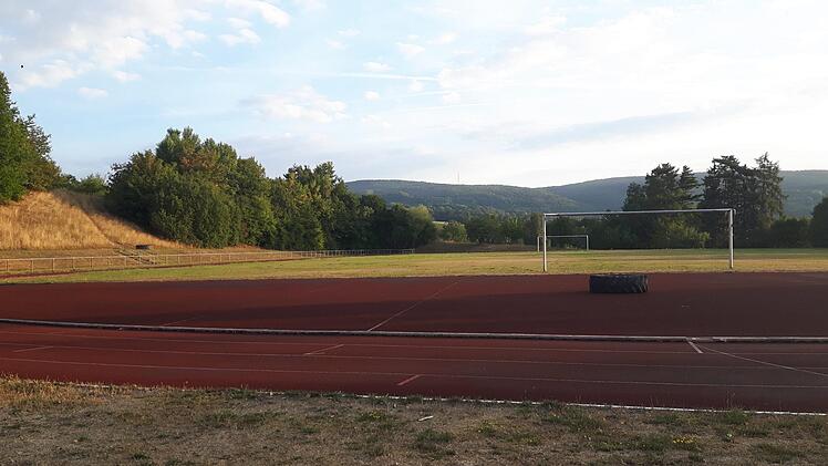 Die Tartanbahn am Schulsportplatz in Bischofsheim sowie der Mehrzweckplatz können über das kommunale Investitionsprogramm Schulinfrastruktur saniert werden. Foto: Marion Eckert