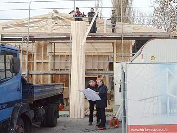 Bald wird die Freiwillige Feuerwehr Haßlach ein neues Tragkraftspritzenfahrzeug haben. Um dieses unterbringen zu können, war ein Anbau an das bestehende Gerätehaus nötig geworden, der demnächst fertiggestellt wird. Über den Baufortschritt freuen sich Feuerwehrvorsitzender Michael Müller (unten, links) und Bürgermeister Rainer Detsch (unten, rechts). Auf dem Gerüst sind von links Andreas Ludwig, Werner Förtsch und Peter Schnabel von der Firma Förtsch, Zimmerei-Baugeschäft, Reitsch, zu sehen. F...