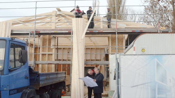 Bald wird die Freiwillige Feuerwehr Haßlach ein neues Tragkraftspritzenfahrzeug haben. Um dieses unterbringen zu können, war ein Anbau an das bestehende Gerätehaus nötig geworden, der demnächst fertiggestellt wird. Über den Baufortschritt freuen sich Feuerwehrvorsitzender Michael Müller (unten, links) und Bürgermeister Rainer Detsch (unten, rechts). Auf dem Gerüst sind von links Andreas Ludwig, Werner Förtsch und Peter Schnabel von der Firma Förtsch, Zimmerei-Baugeschäft, Reitsch, zu sehen. F...
