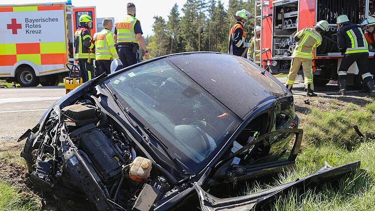 Drei Menschen wurden bei einem Unfall in Oberfranken schwer verletzt. Am Freitagmittag prallte ein Opel bei Kirchenpingarten (Kreis Bayreuth) gegen einen Audi. Foto: NEWS5 / Wellenhöfer
