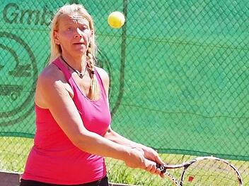 Beim unerwartet klaren 7:2-Auswärtssieg der Damen des TC Steinwiesen im Derby beim TV Wallenfels gewann Brigitte Manzer (Bild) ihr Einzel und das Doppel mit Christin Franz ohne Satzverlust.  Foto: Hans Franz