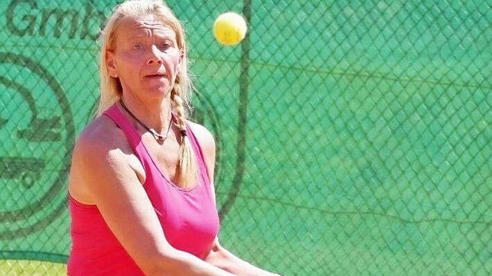 Beim unerwartet klaren 7:2-Auswärtssieg der Damen des TC Steinwiesen im Derby beim TV Wallenfels gewann Brigitte Manzer (Bild) ihr Einzel und das Doppel mit Christin Franz ohne Satzverlust.  Foto: Hans Franz