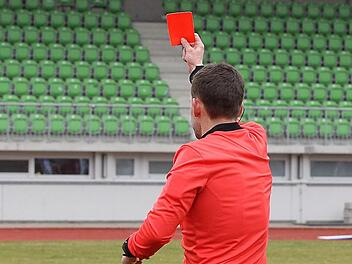 Die rote Karte wurde seltener gezückt: Das gilt zumindest für die Bezirksliga Ost und West. Die erfreulichen Zahlen wurden auf der Arbeitstagung in Kronach vorgelegt.  Foto: sportpress