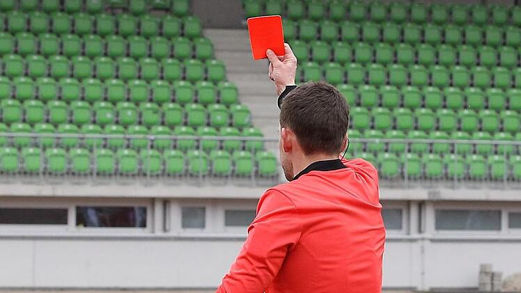 Die rote Karte wurde seltener gezückt: Das gilt zumindest für die Bezirksliga Ost und West. Die erfreulichen Zahlen wurden auf der Arbeitstagung in Kronach vorgelegt.  Foto: sportpress