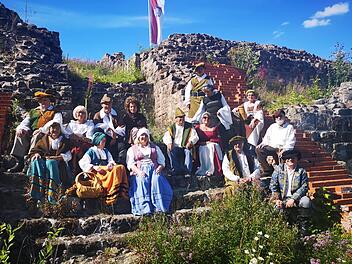 Gruppenbild in historischen Gewändern - die Freunde der Osterburg trafen sich bei herrlichem Sommerwetter für Film- und Fotoaufnahmen. Foto: Marion Eckert