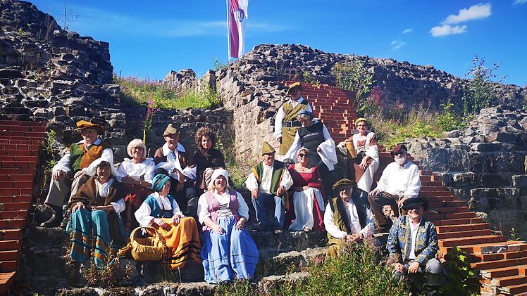 Gruppenbild in historischen Gewändern - die Freunde der Osterburg trafen sich bei herrlichem Sommerwetter für Film- und Fotoaufnahmen. Foto: Marion Eckert