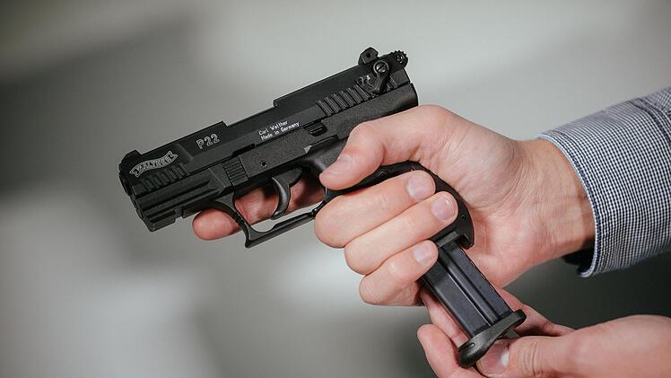 Wegen Schüssen aus einer Schreckschusspistole, wurde die Polizei in Nürnberg von Anwohnern gerufen. Ein 37-Jähriger hatte offenbar " Langeweile.