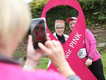 Die mannshohe Fotoschleife im Siebener-Park war beim Pinklauf gern gewählter Ort für ein Erinnerungsfoto. Foto: Kerstin Junker