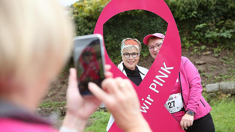 Die mannshohe Fotoschleife im Siebener-Park war beim Pinklauf gern gewählter Ort für ein Erinnerungsfoto. Foto: Kerstin Junker