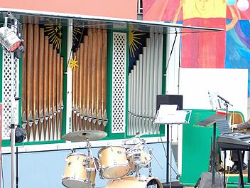 Bernhard Hopf spielt anlässlich seiner Verabschiedung an der mobilen Orgel einer Ostheimer Meisterwerkstatt. Foto: Sebastian Schmitt