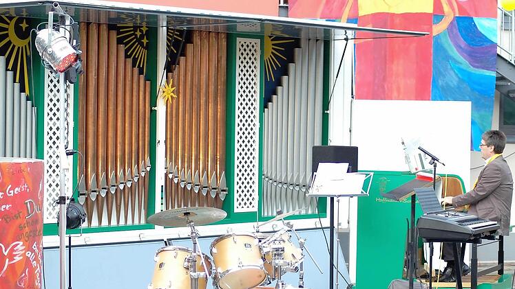 Bernhard Hopf spielt anlässlich seiner Verabschiedung an der mobilen Orgel einer Ostheimer Meisterwerkstatt. Foto: Sebastian Schmitt