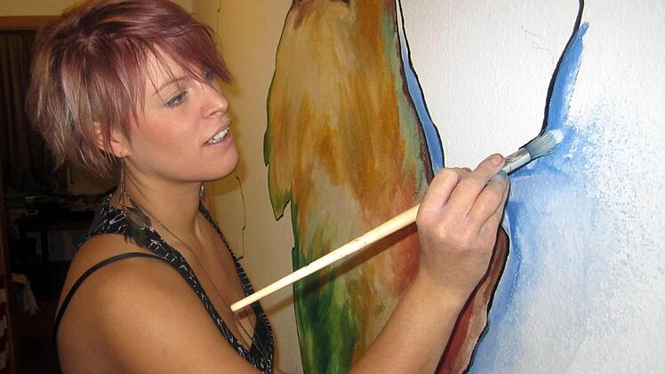 Nadine ist auch nach der Arbeit kreativ: Sie malt gerne fantasievolle Bilder.