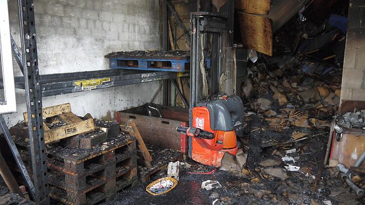 So stellt sich das Firmengebäude am Montagmorgen, dem Tag nach dem Brand, dar.Fotos: Berthold Köhler