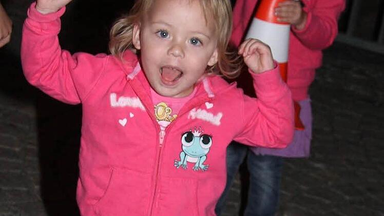 Mia (vorne) und Emma Titze (beide 2) tanzten auf der Straße.