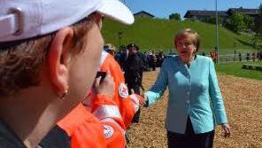 Angela Merkel wich vom Protokoll ab und dankte den Helfern mit einem Handschlag.