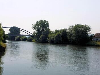 Bis zu einer Breite von 40 Metern sollen die Ufer des Mains auf Sander Seite zurück genommen werden. Erste Informationen über das Planfeststellungsverfahren gab es in der Sander Gemeinderatssitzung. Fotos: Alfons Beuerlein