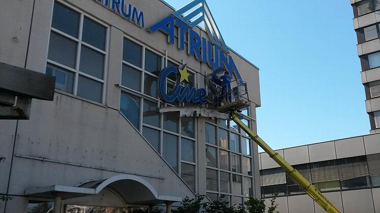 Tut sich endlich etwas beim "Atrium"? Das dürften manche gedacht haben, die am Mittwoch die Arbeiten an der Fassade sahen.  Foto: J. Behr-Groh