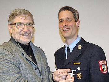 Landrat Michael Busch (links) zeichnet den Weidacher Feuerwehrmann Matthias Goer (rechts) aus.  Foto: Edwin Meißinger