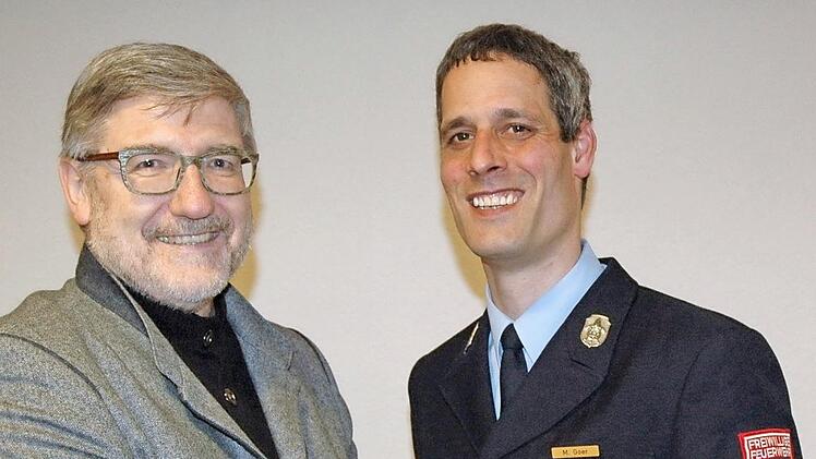 Landrat Michael Busch (links) zeichnet den Weidacher Feuerwehrmann Matthias Goer (rechts) aus.  Foto: Edwin Meißinger