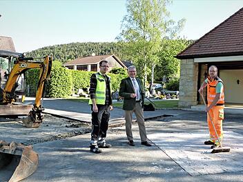 Die Gemeinde Harsdorf hat mit Blick auf den Landesentscheid "Unser Dorf hat Zukunft - Unser Dorf soll schöner werden" weitere Verschönerungsmaßnahmen am Friedhof vorgenommen. Unser Bild zeigt Andreas Stein (links) und Oliver Dörfler (rechts) vom Bauhof mit Bürgermeister Günther Hübner. Foto: Werner Reißaus
