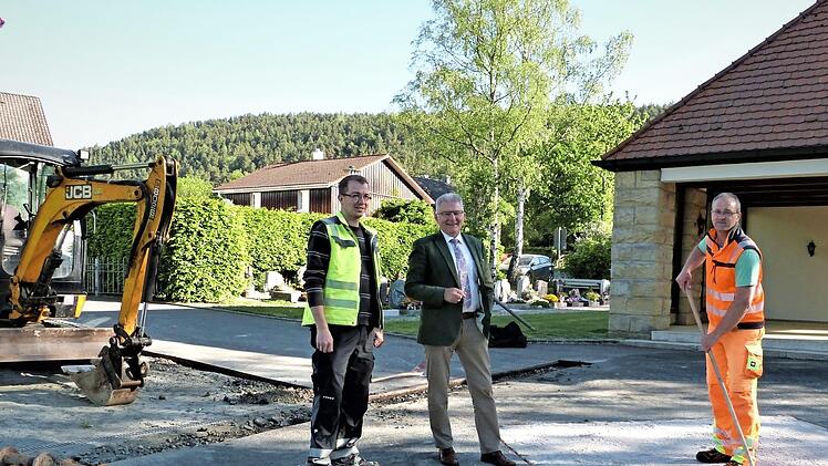 Die Gemeinde Harsdorf hat mit Blick auf den Landesentscheid "Unser Dorf hat Zukunft - Unser Dorf soll schöner werden" weitere Verschönerungsmaßnahmen am Friedhof vorgenommen. Unser Bild zeigt Andreas Stein (links) und Oliver Dörfler (rechts) vom Bauhof mit Bürgermeister Günther Hübner. Foto: Werner Reißaus