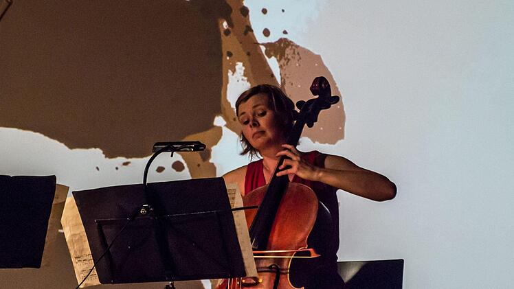 Faszinierende Kombination: Gemeinsam mit dem Bandoneon-Virtuosen Kostas Raptis musizierte das Flex Ensemble in Coburg. Zur Musik präsentierte Tosh Leykum Video-Sequenzen.Foto: Jochen Berger