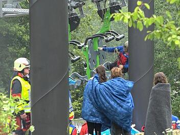 Am Wochenende saßen in Pottenstein in der Fränkischen Schweiz insgesamt sechs Menschen in einer Sommerrodelbahn fest. Bergwacht und Feuerwehr rückten zur Rettung an.  Foto: NEWS5 / Merzbach