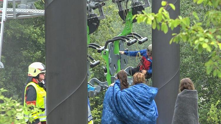 Am Wochenende saßen in Pottenstein in der Fränkischen Schweiz insgesamt sechs Menschen in einer Sommerrodelbahn fest. Bergwacht und Feuerwehr rückten zur Rettung an.  Foto: NEWS5 / Merzbach