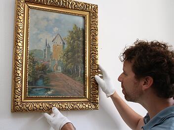 Museumsleiter Nicolas Zenzen hängt ein Bild von Ignaz Bals im Henneberg-Museum auf. Bilder von Ignaz und Agnes Bals werden bei der ersten Sonderausstellung zu sehen sein. Thomas Malz