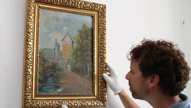 Museumsleiter Nicolas Zenzen hängt ein Bild von Ignaz Bals im Henneberg-Museum auf. Bilder von Ignaz und Agnes Bals werden bei der ersten Sonderausstellung zu sehen sein. Thomas Malz