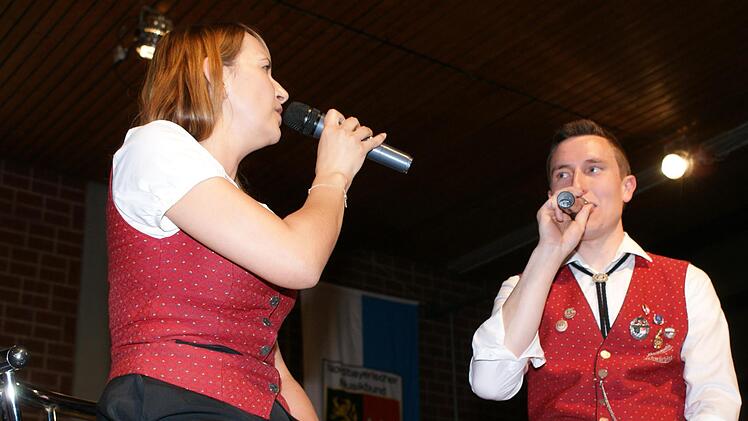 Schon lange als Sängerin der Schwürbitzer bekannt: Daniela Spörlein mit ihrem neuen Sanges-Partner Michael Stettner, Dirigent der Schwürbitzer Blaskapelle. Foto: Stefan Motschenbacher