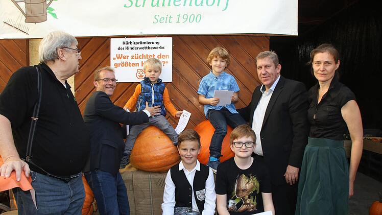 Siegerehrung beim traditionellem Kürbuswettbewerb: Heuer hatte Jan Schellmann (oben, links neben MdB Andreas Schwarz) mit seinem 51-Kilo-Exemplar die Nase vorn.