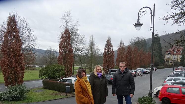 Kurdirektorin Andrea Schallenkammer mit Bettina Lange (Marketing &  Presse) und Thomas Gunkel (Technischer Leiter Bayerische Staatsbad Bad  Brückenau) sind im Gespräch über die neuen Leuchten, die am Parkplatz schon  aufgestellt sind. Foto: Marion Eckert