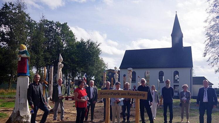 Gruppenbild mit Verantwortlichen und Ehreng&auml;sten  Foto: Heike Sch&uuml;lein