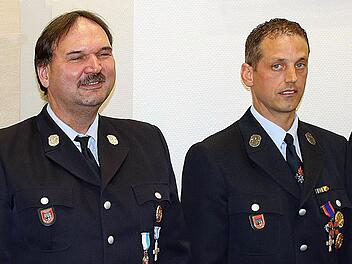 Mit Feuerwehr-Ehrenkreuzen wurden Markus Seufert (links) und Christoph Trost (rechts) ausgezeichnet.