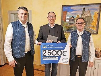 Dominik Eger (l.) und Robert Häfner (r.) übergeben den Scheck an Bürgermeister Martin Walz.