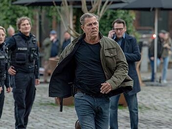 Ein bewaffneter Dieb versetzt die Lübecker Altstadt in Aufruhr (von links): Die Streifenpolizei (Caroline Hellwig, Jörn Hentschel) ist überfordert, also versuchen Finn Kiesewetter (Sven Martinek) und Lars Englen (Ingo Naujoks) die Lage in den Griff zu bekommen.
