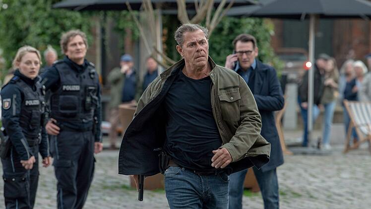 Ein bewaffneter Dieb versetzt die Lübecker Altstadt in Aufruhr (von links): Die Streifenpolizei (Caroline Hellwig, Jörn Hentschel) ist überfordert, also versuchen Finn Kiesewetter (Sven Martinek) und Lars Englen (Ingo Naujoks) die Lage in den Griff zu bekommen.