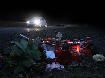 Seit der Unfall-Nacht erinnern Kerzen und Blumen an den 19-Jährigen, der hier starb. Foto: Archiv/Nikolas Pelke