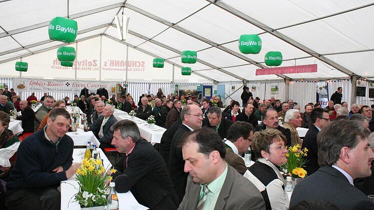 Mitglieder des Berufsverbands der Landwirte und Honoratioren der Region hatten sich zum Bauerntag im Zelt der Baywa eingefunden.