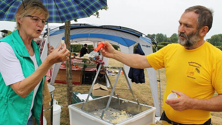 Honig direkt aus der Wabe probieren konnte man an diesem Imker-Stand. Foto: Theresa Hirschberg