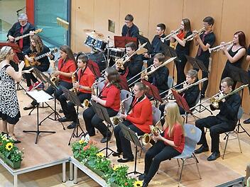 "Viva la vida" (Es lebe das Leben) spielte die Big Band des Frankenwald-Gymnasiums unter der Leitung von Stefanie Bär.  Foto: mts